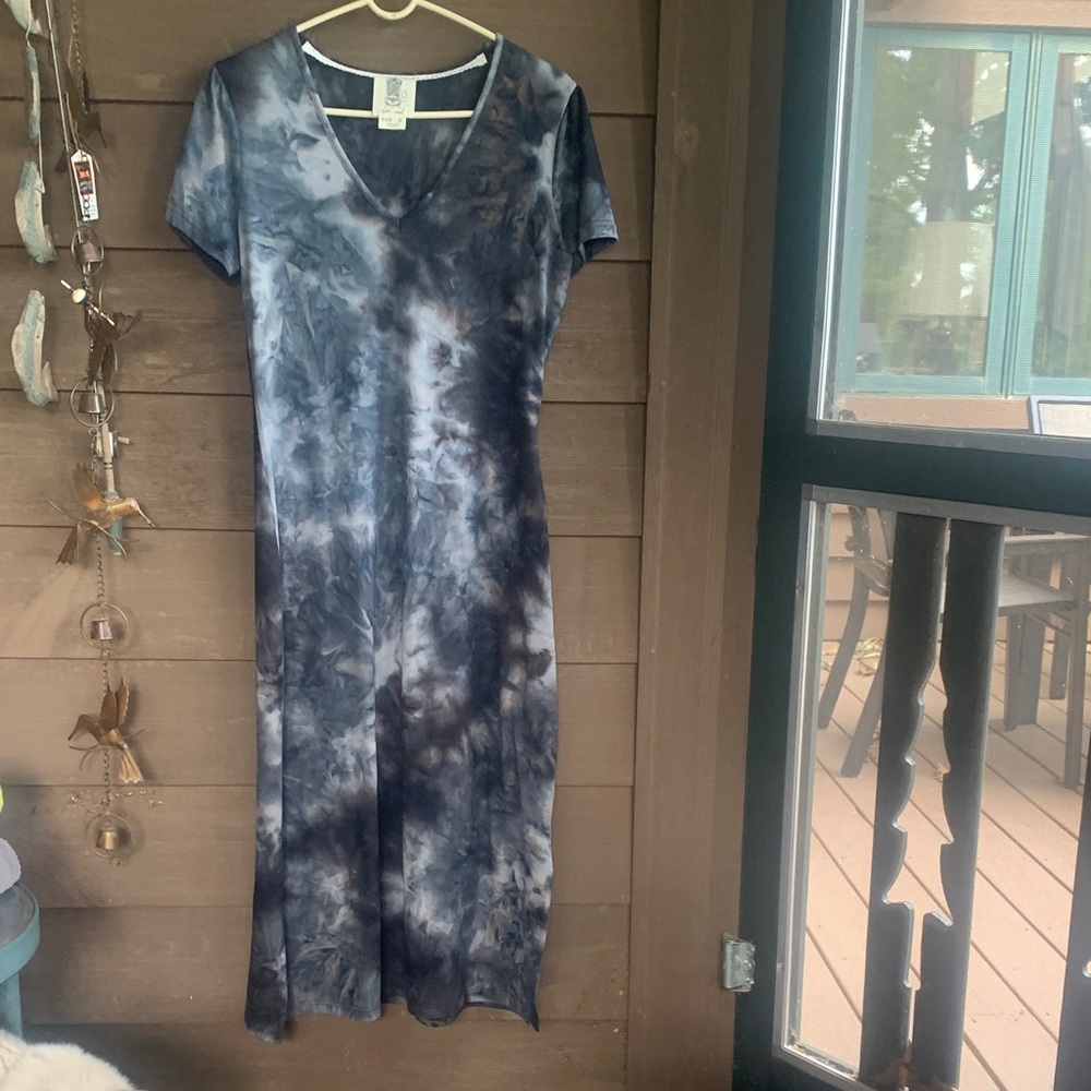 Elegant Tie-Dye V-Neck Dress
